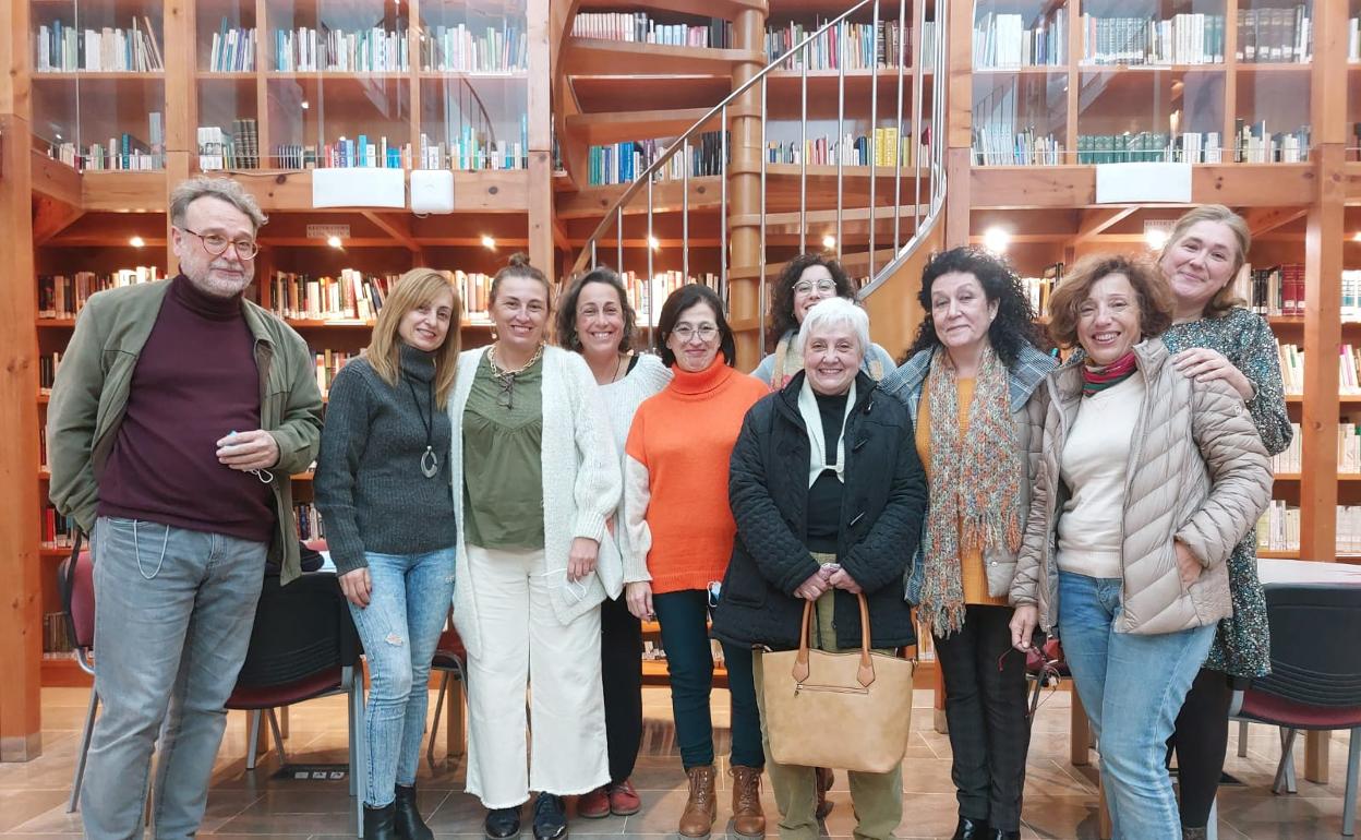 Foto de familia final del curso en la Biblioteca Municipal 'Arturo Gazul'.