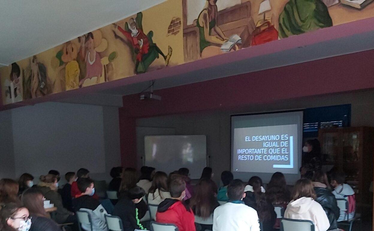 Charla en la biblioteca del centro.