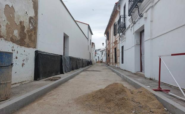 Calle Avileses durante su readaptación a plataforma única y cuyo coste corre a cargo de la Diputación de Badajoz.