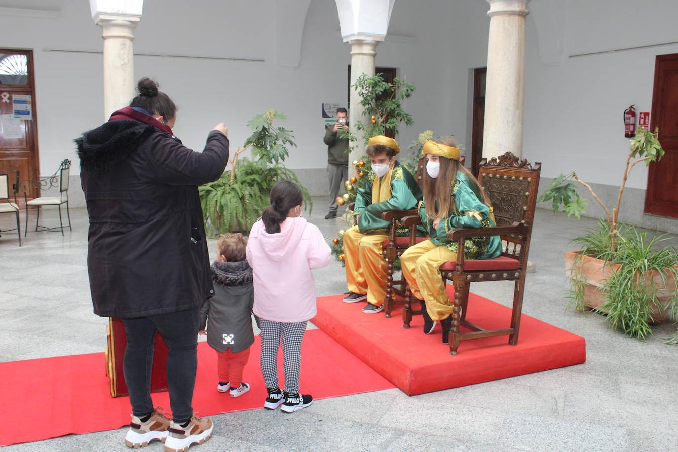 Dos niños conocen a los pajes reales.