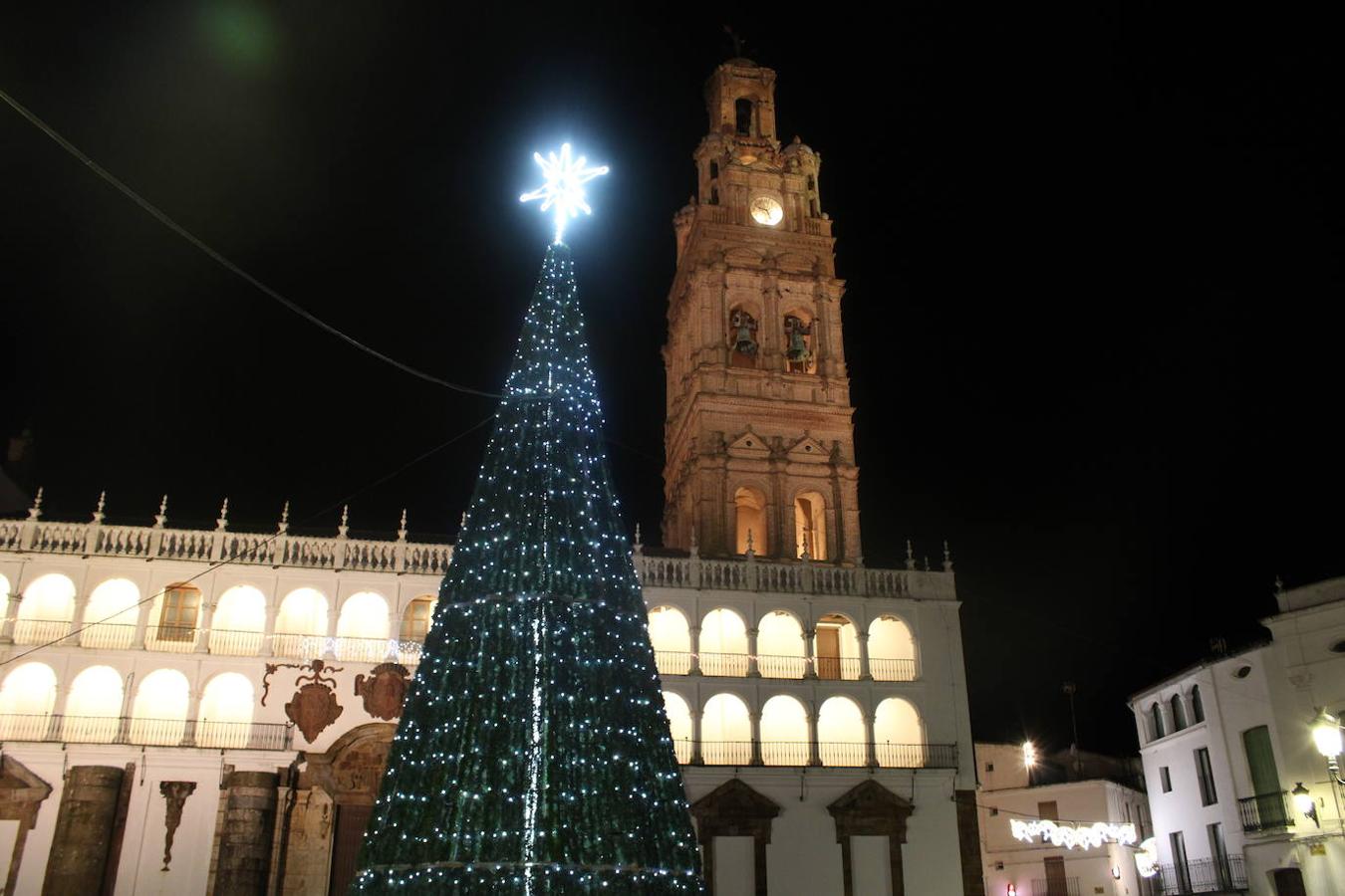El árbol navideño de la plaza de España, junto a la iglesia de Nuestra Señora de la Granada.