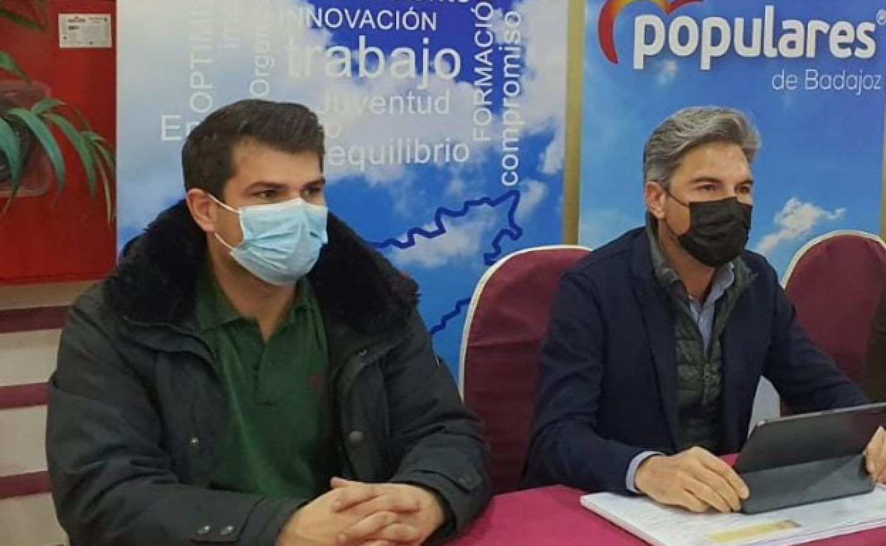Daniel Lara (izquierda) junto a Andrés Lorite, diputado nacional del PP, en un acto del partido en Llerena.