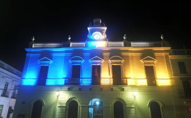 El ayuntamiento de Llerena, iluminado con los colores de la bandera de Ucrania.