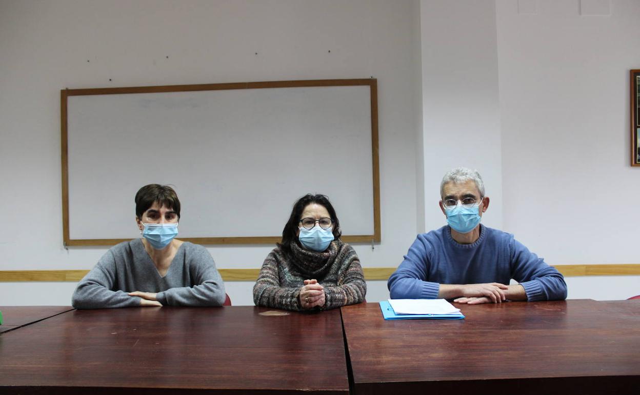 Miembros de la plataforma intervienen en la rueda de prensa.