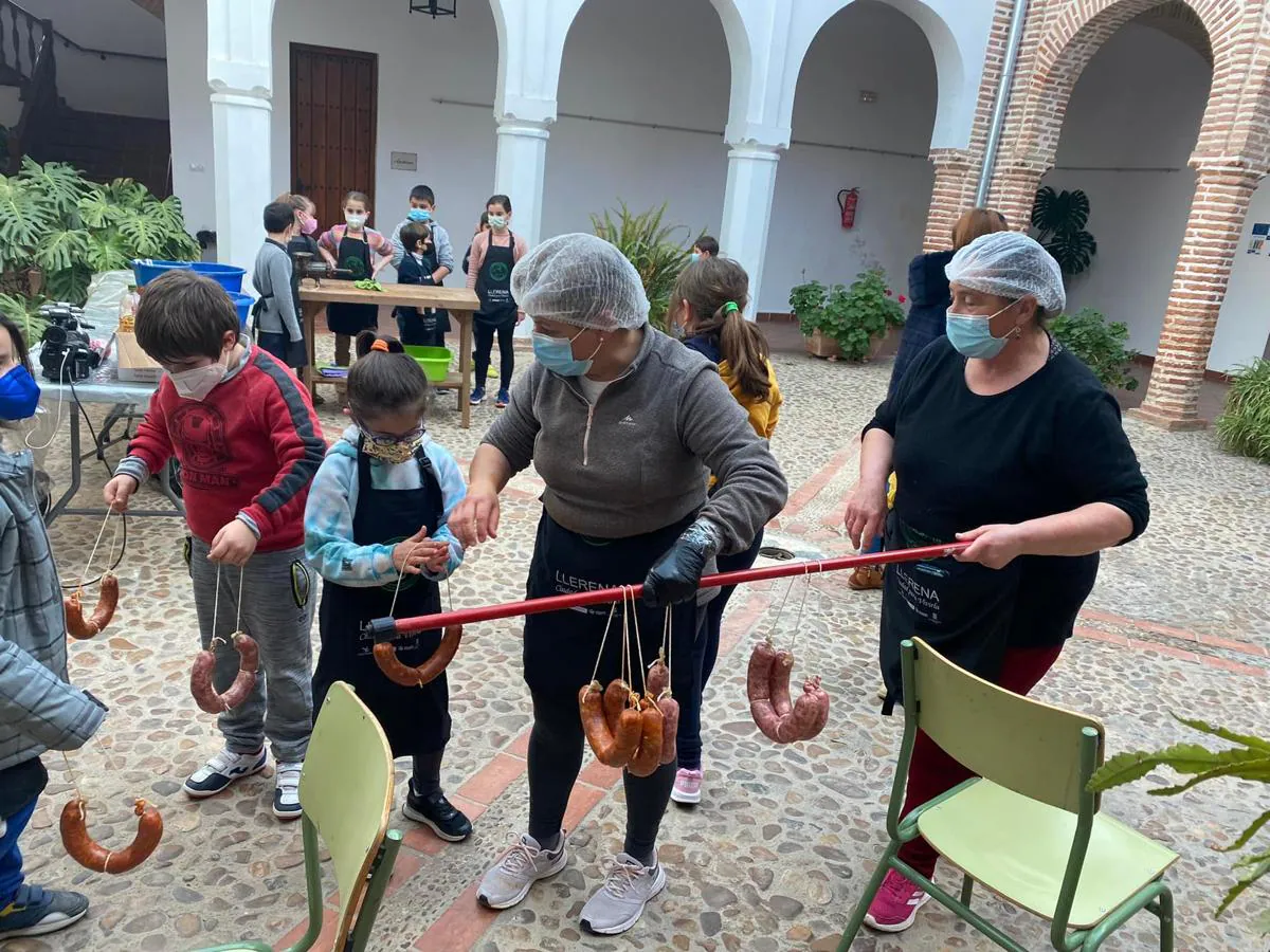 En el otro taller, dirigido a niños de entre 7 y 12 años, se enseñó a los participantes cómo se elaboran las chacinas.