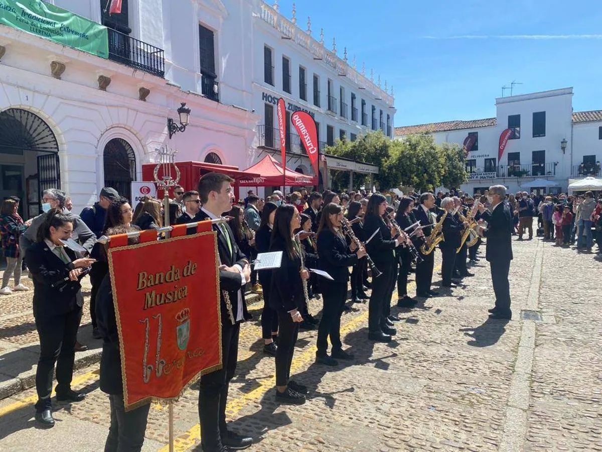 Tras 'Los Jateros', la Banda de Música de Llerena realizó un pasacalles y una actuación.