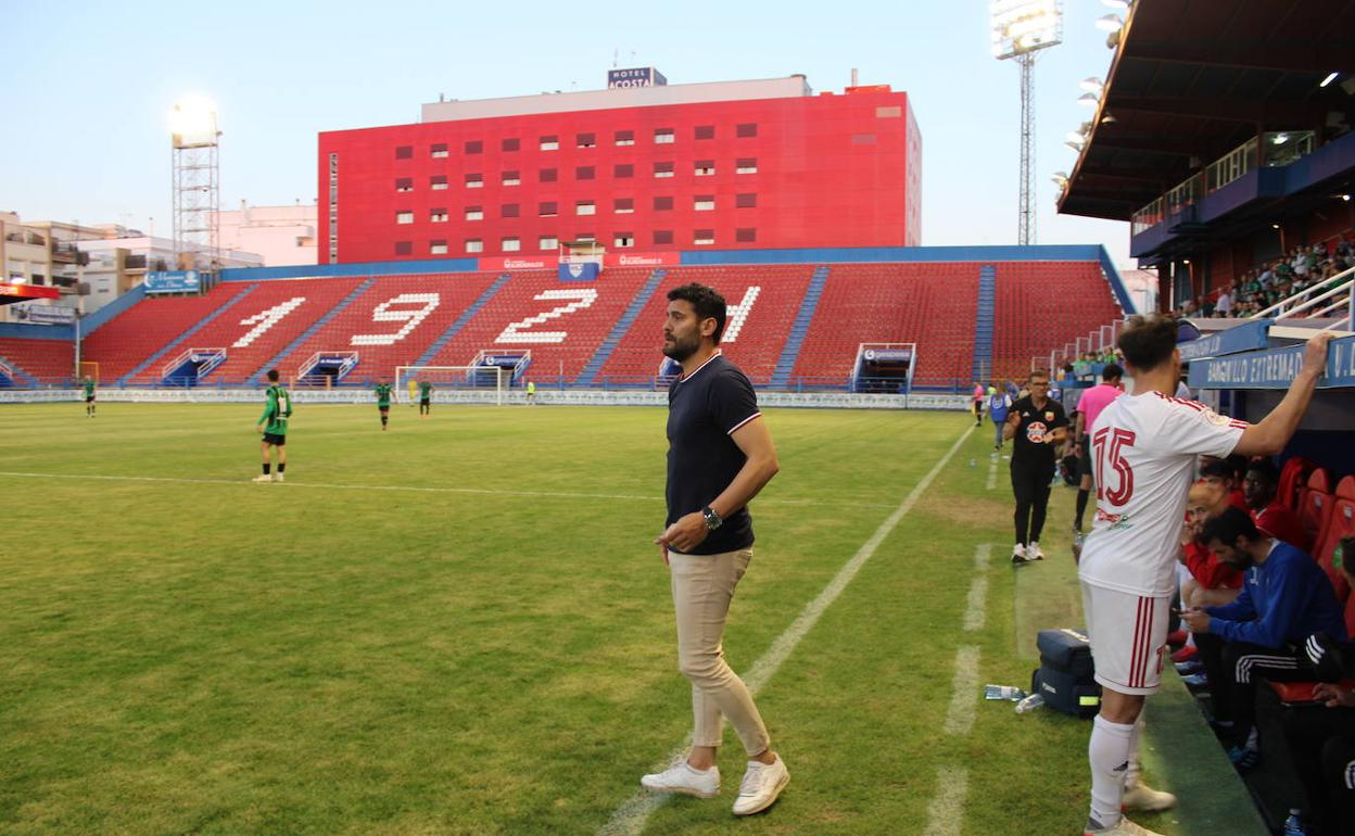 Luismi da instrucciones desde la banda del Francisco de la Hera.