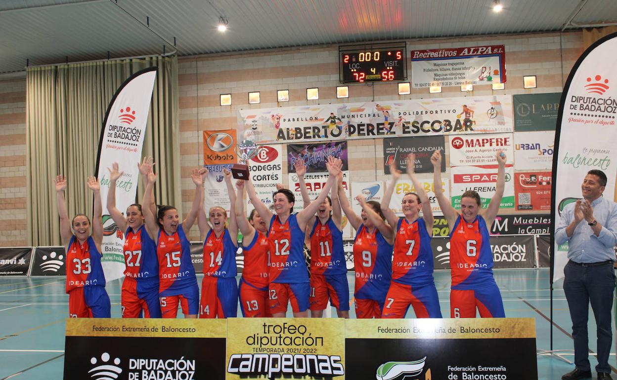 Las jugadoras del Oliva celebran el título conseguido.