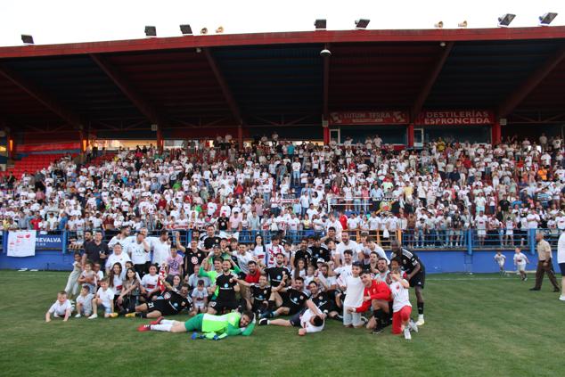 Fotos: El Llerenense hace historia en Almendralejo