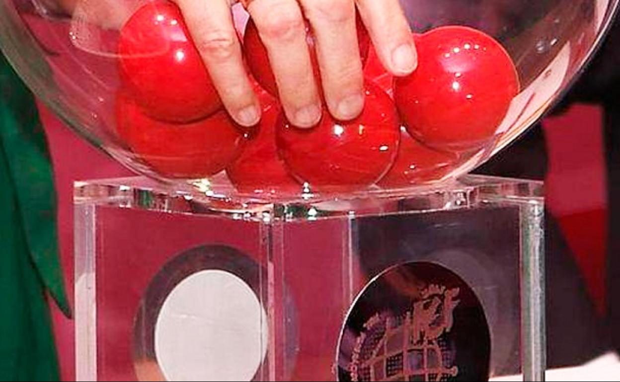 Sergio Cebada extrae la bola del Llerenense en el sorteo.