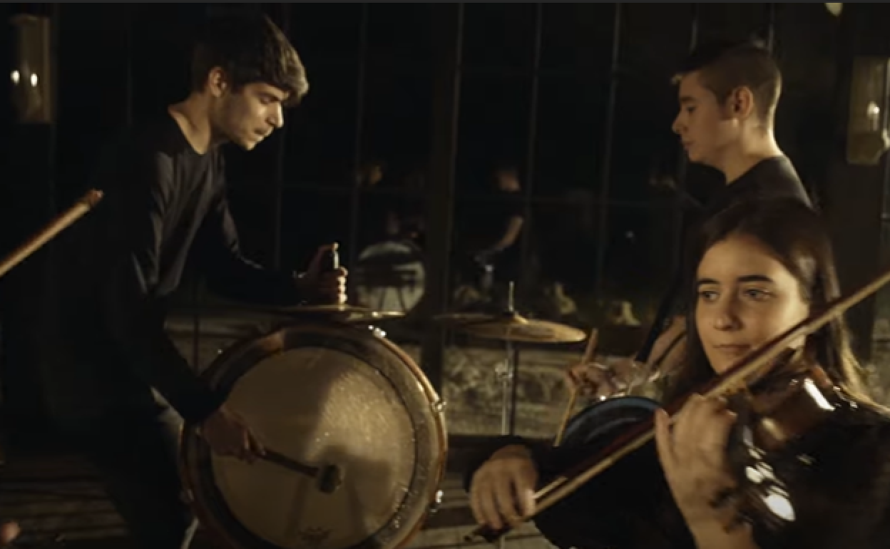 'A bombo y caja' en el videoclip de 'De las Cosas que Nunca Dije', de Pipo Romero.