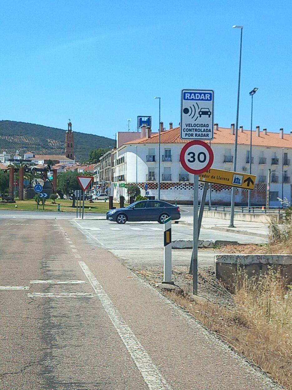 Señal indicativa de presencia de radaren la localidad