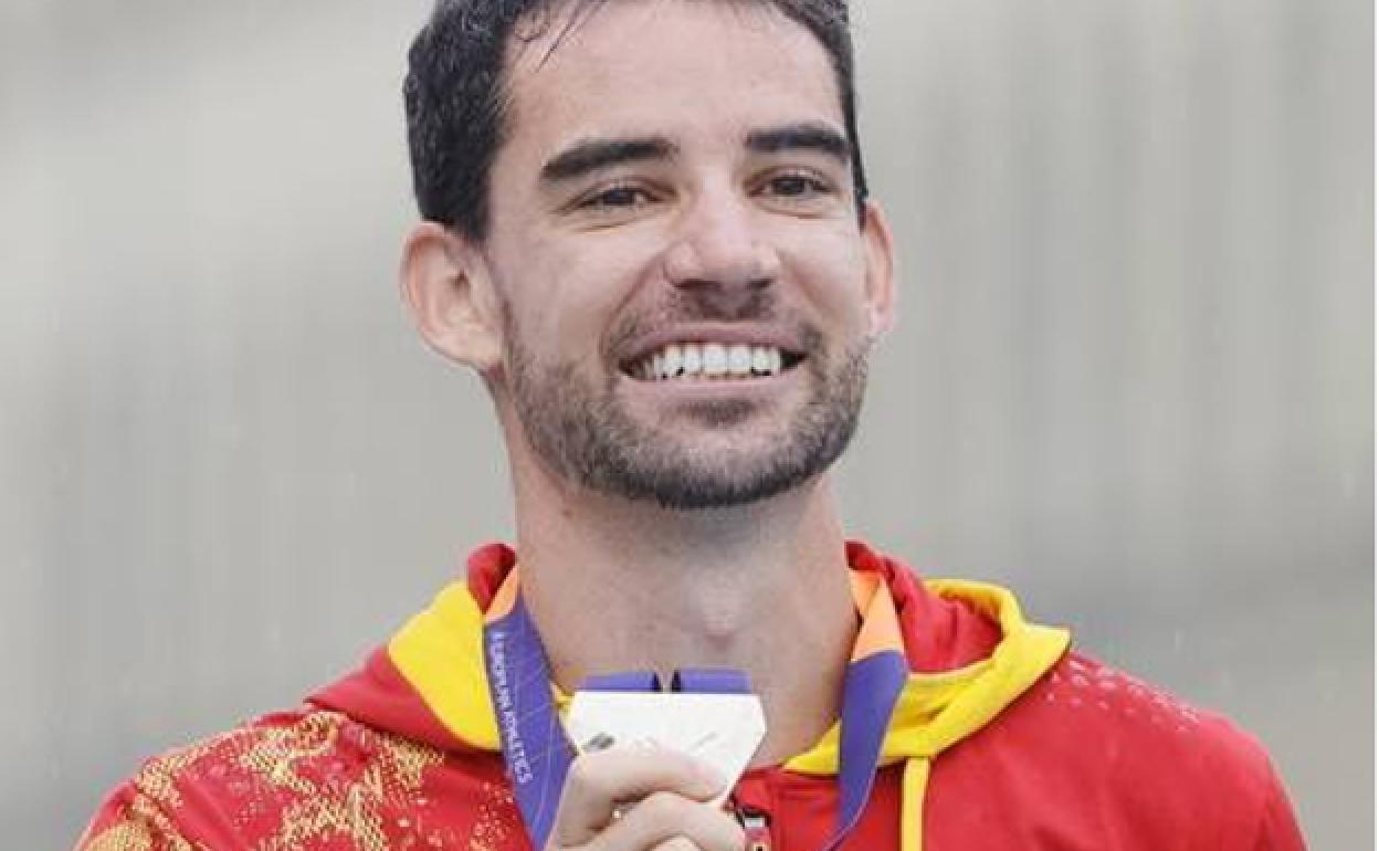 Álvaro Martín sostiene sonriente su medalla de oro de 20 kilómetros marcha en el Europeo de Múnich.