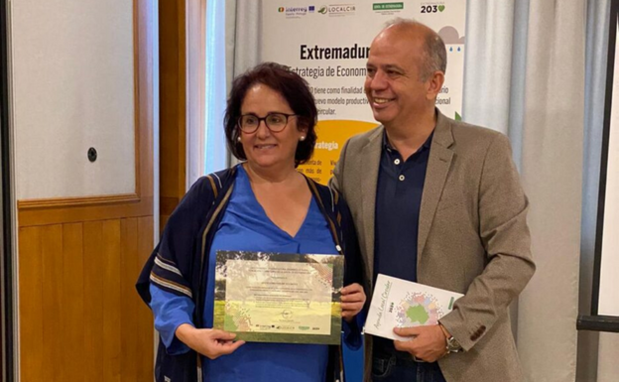 La alcaldesa Juana Moreno recibe el reconocimiento.