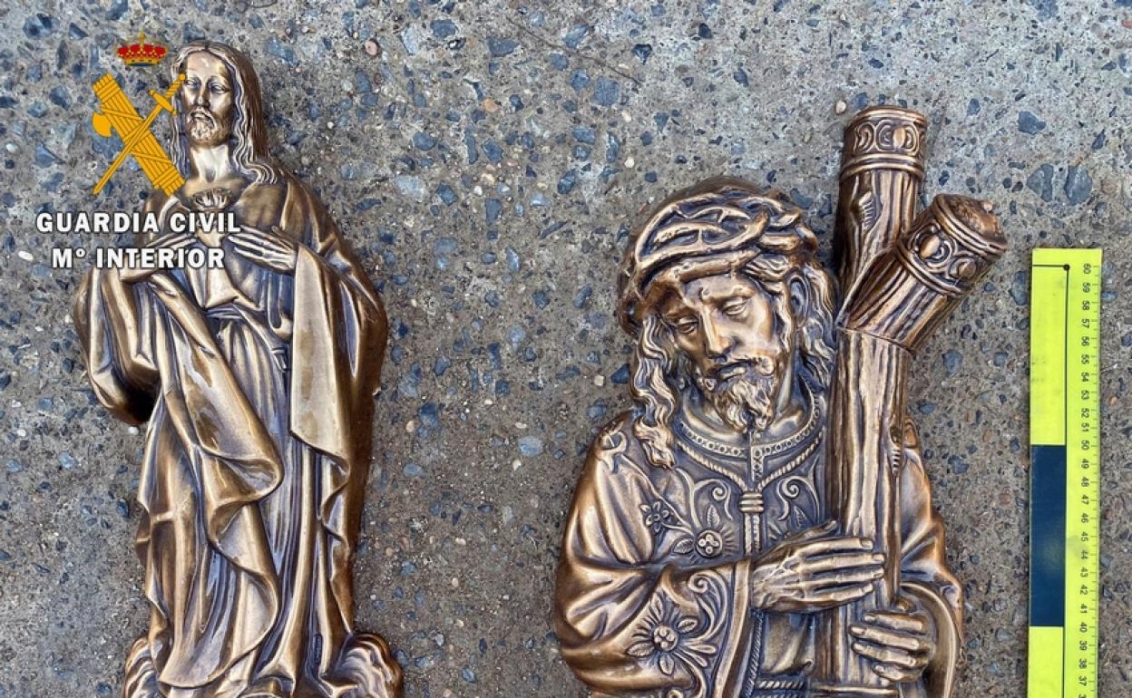 Algunos de los elementos ornamentales de lápidas sustraídos.