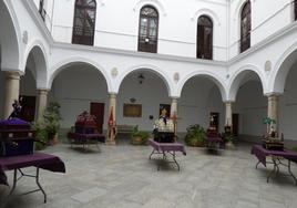 El patio del ayuntamiento acoge los pasos de Semana Santa de Plena Inclusión Llerena