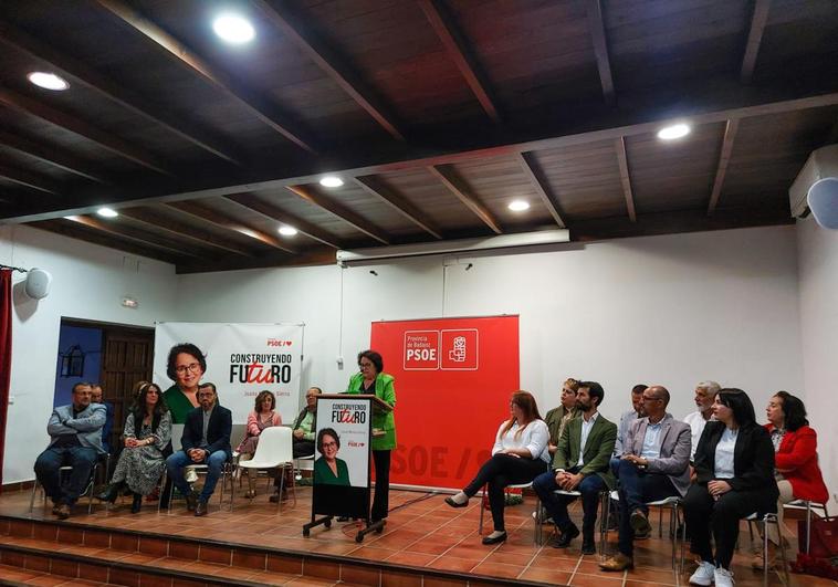 Juana Moreno interviene junto al resto de su lista para las elecciones locales.