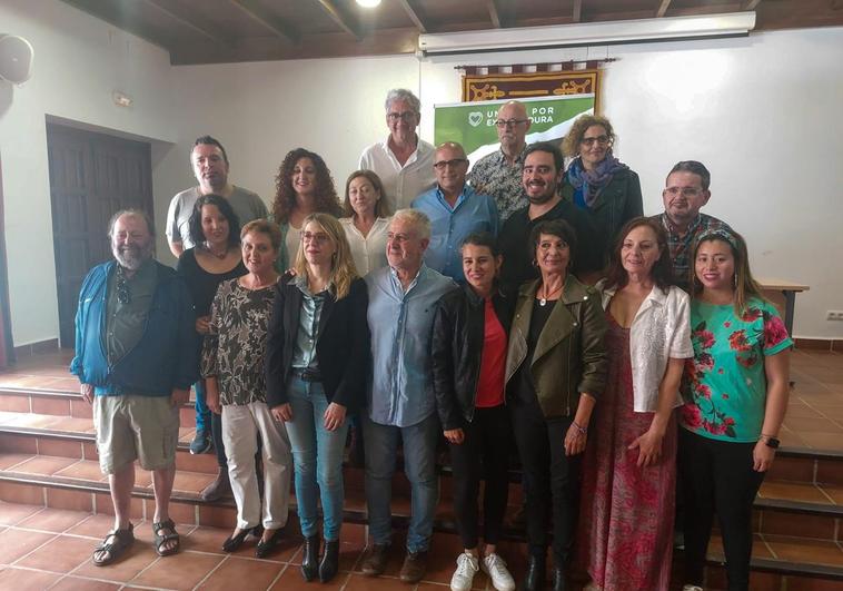 Los intervinientes en el acto junto a los miembros de la lista de Unidas por Llerena.