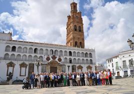 Miembros del club en la plaza de España.