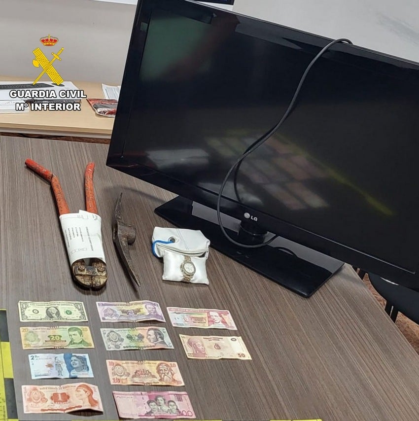 Herramientas utuilizadas por los detenidos y algunos objetos recuperados.