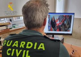 Análisis de las imágenes del robo por parte de un agente de la Guardia Civil.