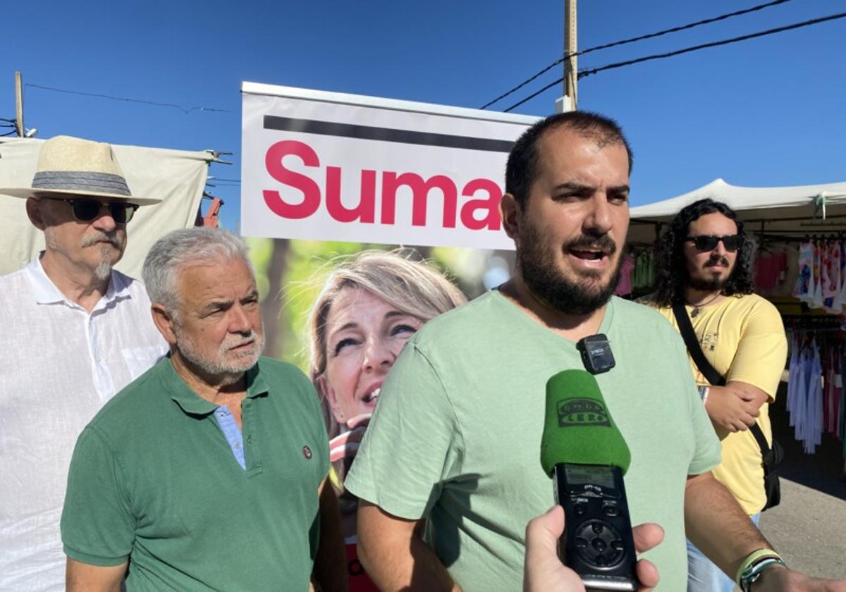Marcelino Díaz junto a miembros de Unidas por Llerena en el mercadillo municipal.