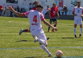 Mario Ramón golpea un balón en un encuentro de la pasada temporada.