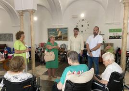 El alcalde y la concejala de Bienestar Social visitan los Pisos Tutelados.