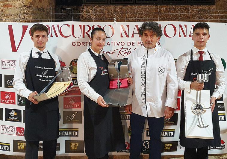 Los ganadores de la pasada edición, junto al embajador mundial del jamón, Florencio Sanchidrián.