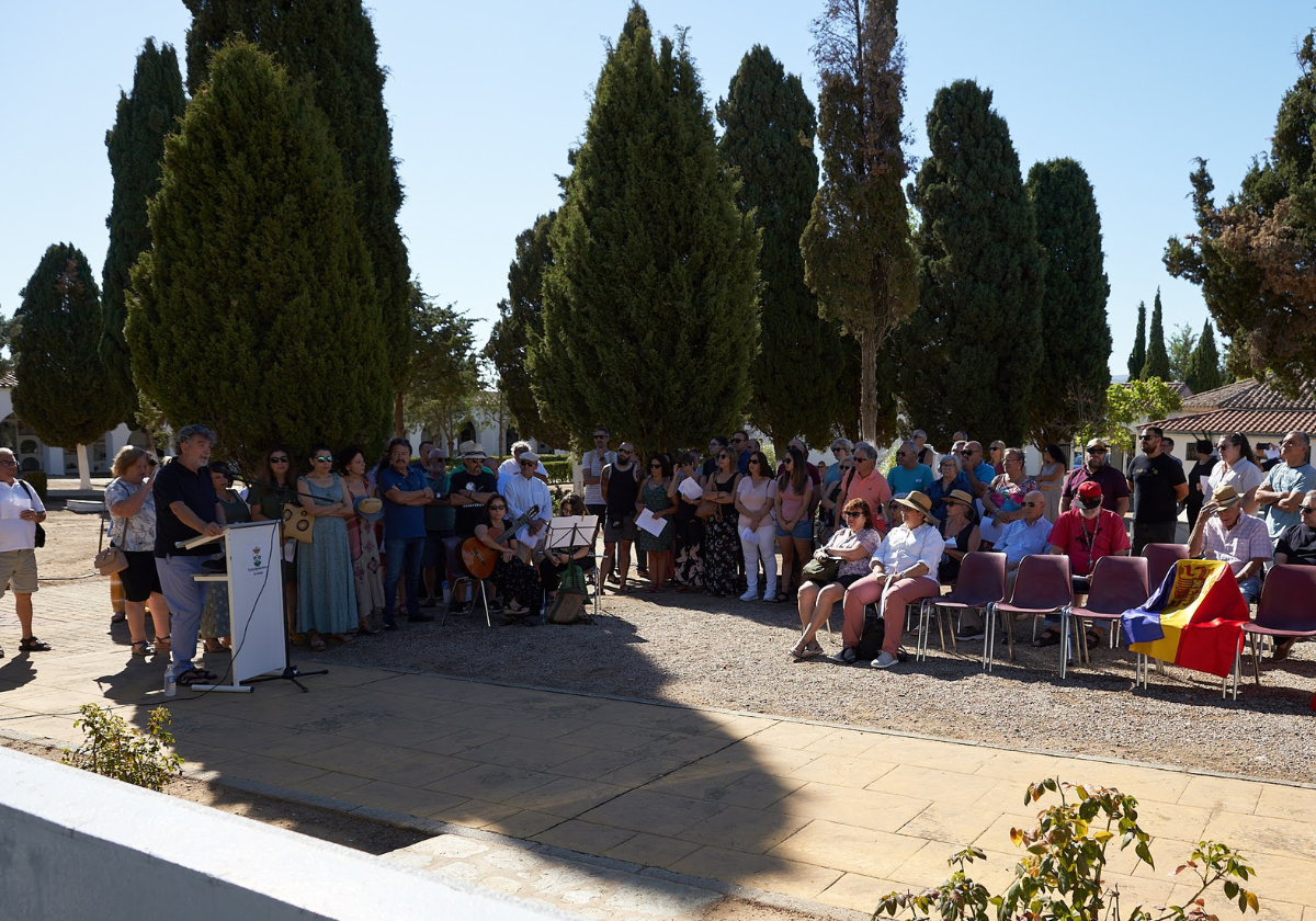 El acto se ha desarrollado en el cementerio de Llerena.