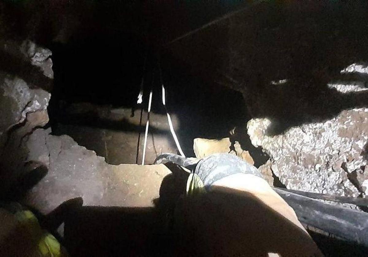 Imagen del pozo en el que cayó el hombre.