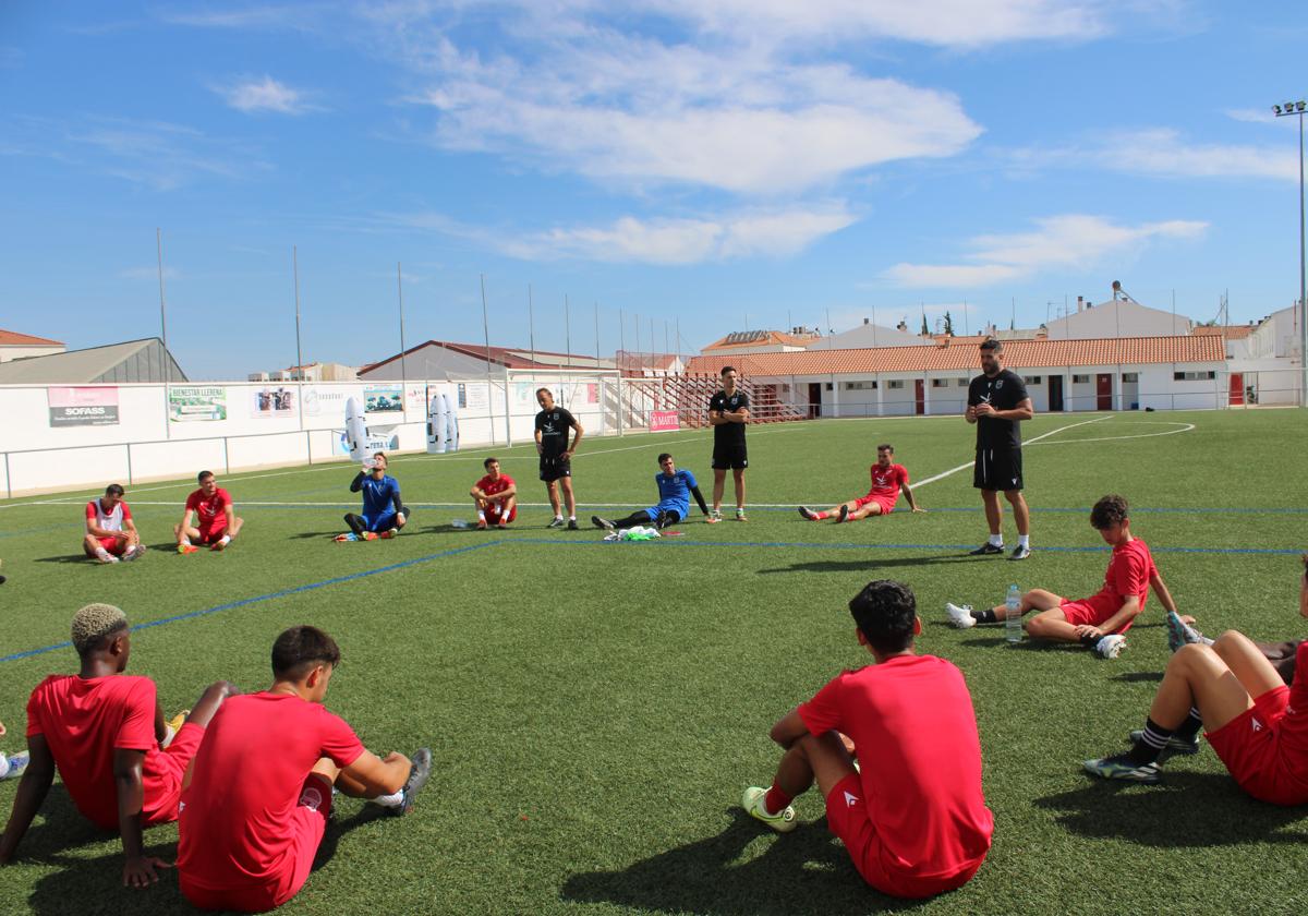 Luismi dando una charla tras el entrenamiento.