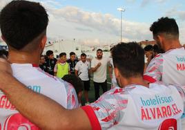 Luismi habla con sus jugadores tras el partido contra el Atlético Paso.