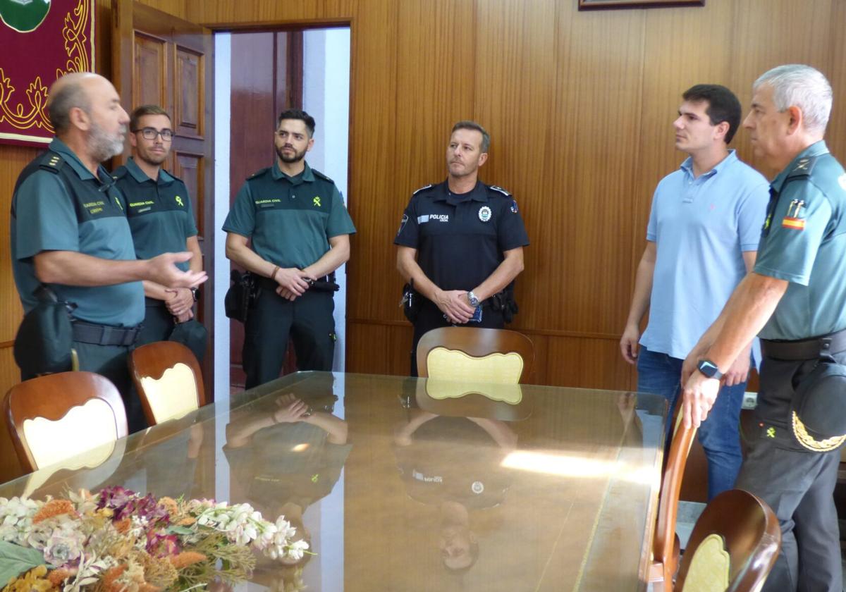 Daniel Lara recibe al general jefe de Zona de Extremadura de la Guardia Civil