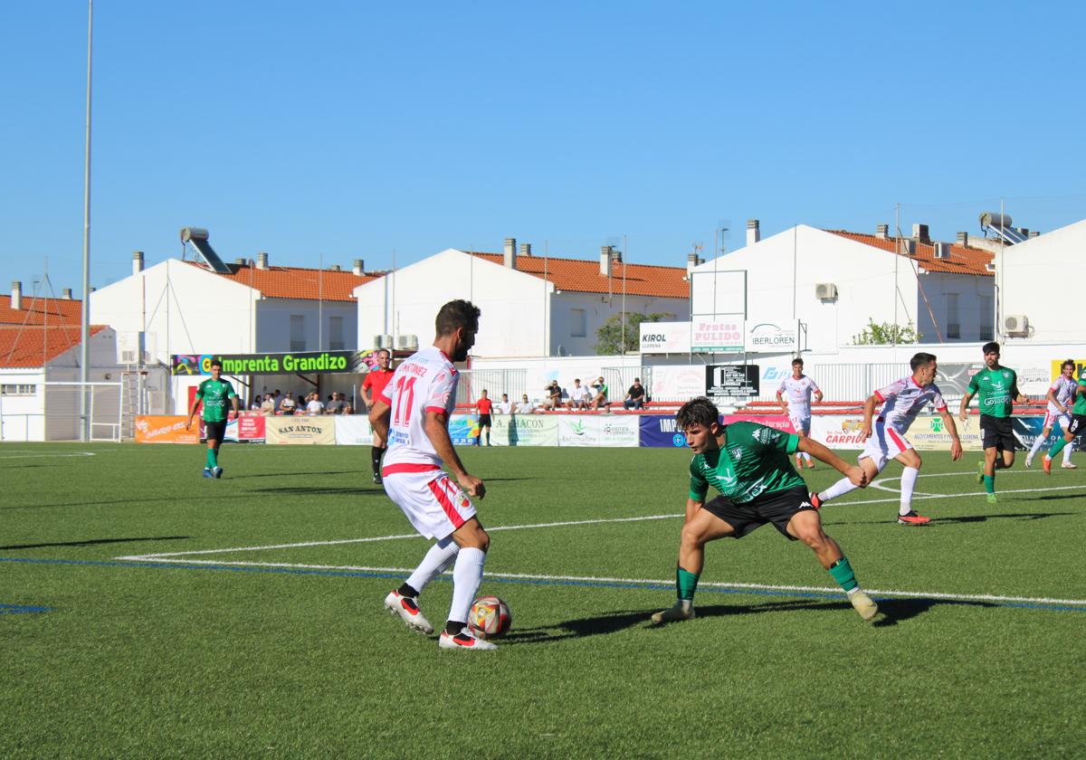 El local Dani Martínez encara al serón Manolo Ortiz.