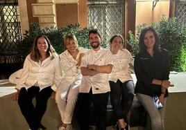 Josemi, en el centro, con Mercedes Rincón a su izquierda y María José San Román a su derecha, junto a otras personas del equipo.
