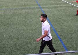 Luismi abandona el campo tras ser expulsado.