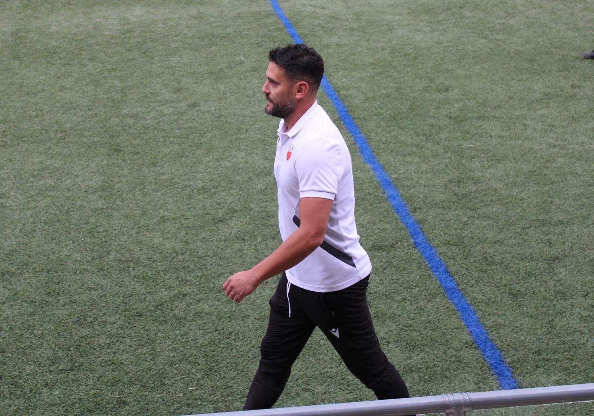 Luismi abandona el campo tras ser expulsado.