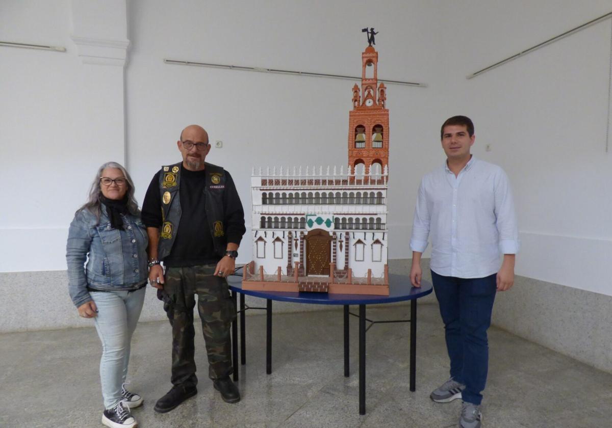 La maqueta de la iglesia de la Granada de un emigrante llerenense llega a la localidad