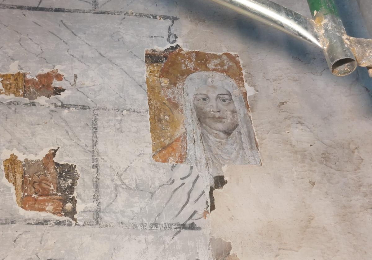 Imagen principal - Salen a la luz pinturas del siglo XV en el retablo de la iglesia de Santiago