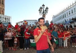 Álvaro Martín presenta su doblete de oro a Llerena.
