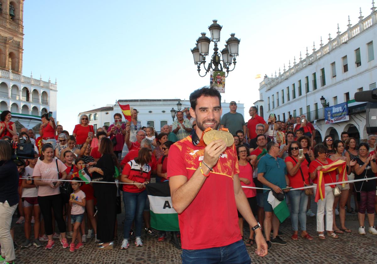 Álvaro Martín presenta su doblete de oro a Llerena.