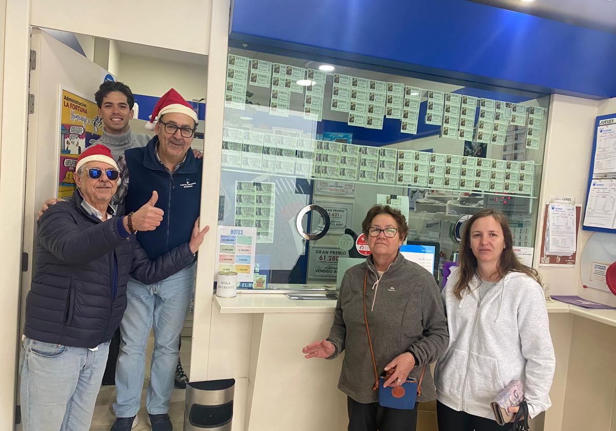 Celebración del premio en la administración de loterías llerenense que lo ha vendido.