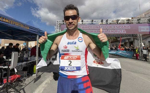 Álvaro Martín celebra el título de campeón de España de 35 km marcha. /RFEA
