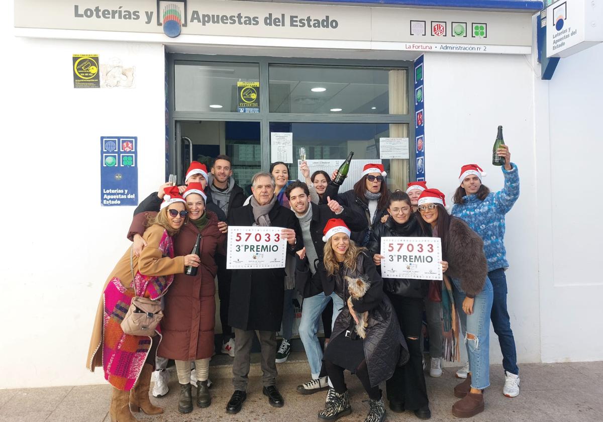 Celebrando el tercer premio en la administración número 2 de Llerena.