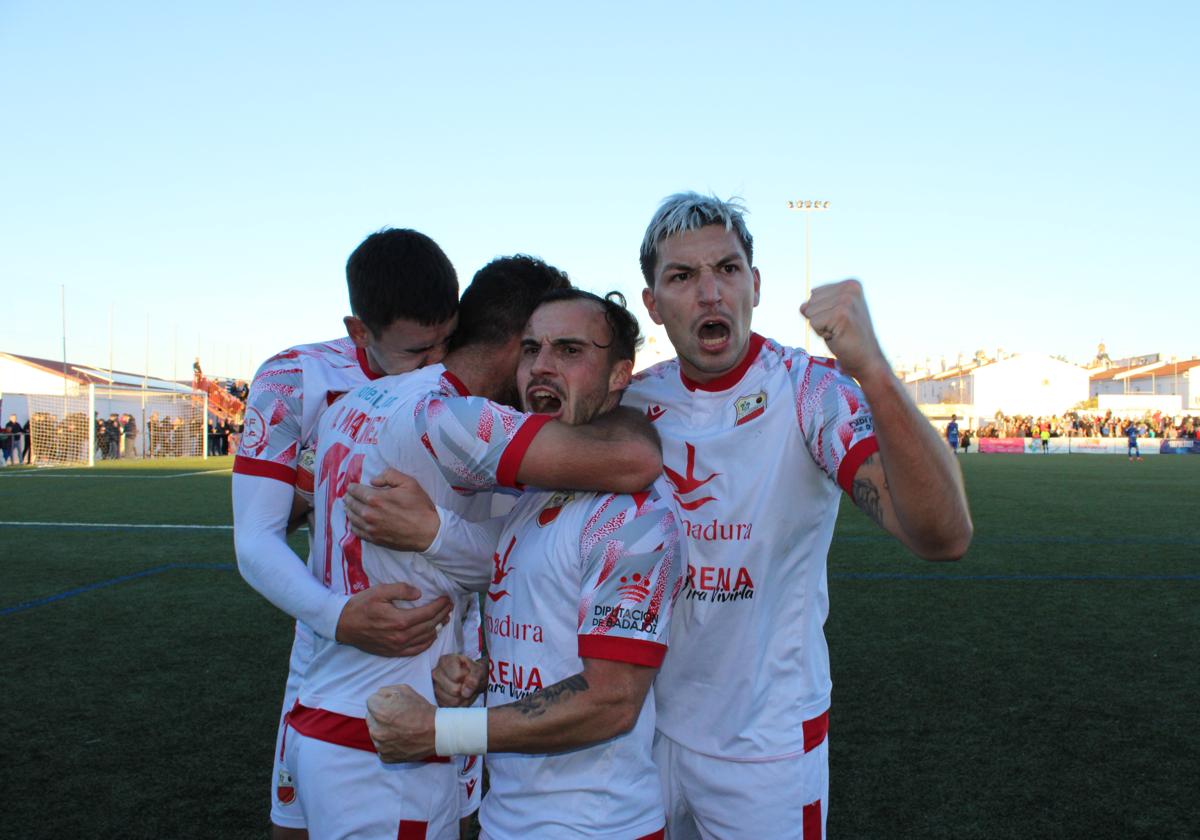 Los jugadores del Llerenense celebran uno de los tantos en el triunfo ante el Badajoz.