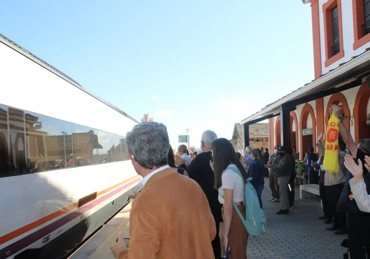 Llerenenses despiden un tren que sale de la estación de la localidad.