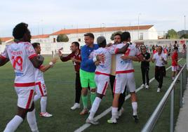 Jugadores y cuerpo técnico del Llerenense celebran el gol de la victoria.