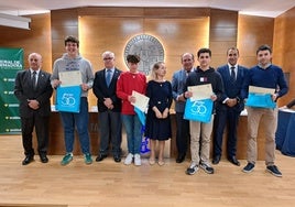 Marcelo, segundo por la izquierda, recoge el premio.