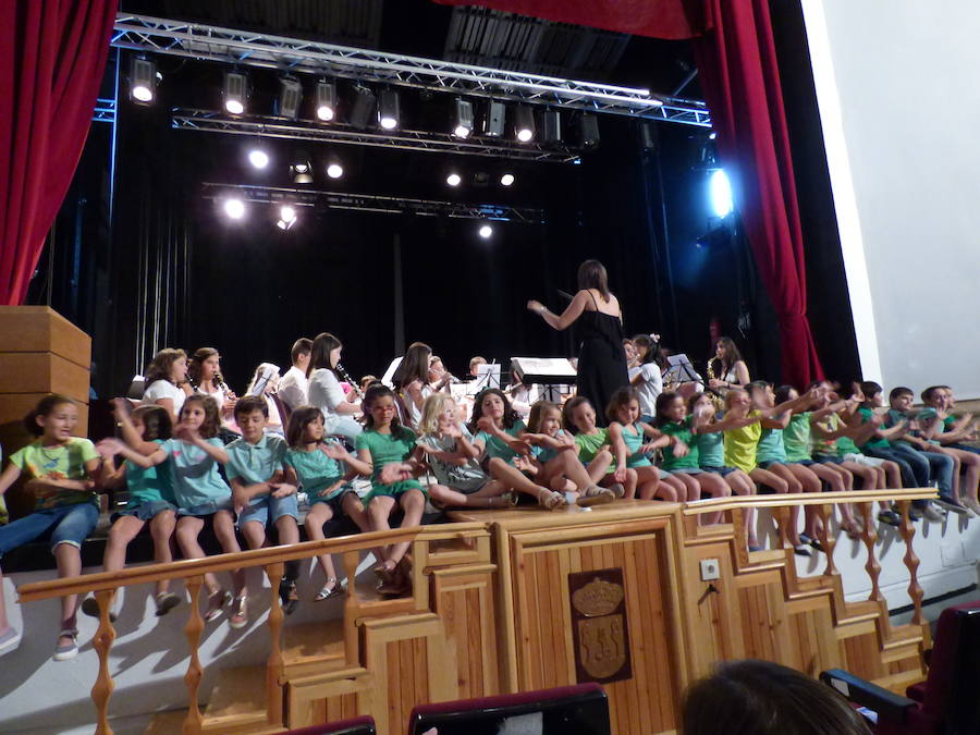 Actuación de la banda infantil con alumnnos de EMIMARISA NAVARRO